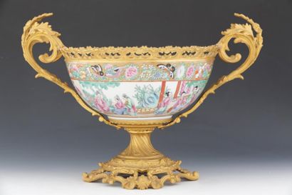 COUPE MONTÉE de la Fin du XIXème Siècle

Porcelaine...