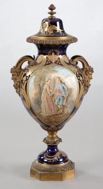 GRAND VASE CASSOLETTE Style XVIIIème Siècle...