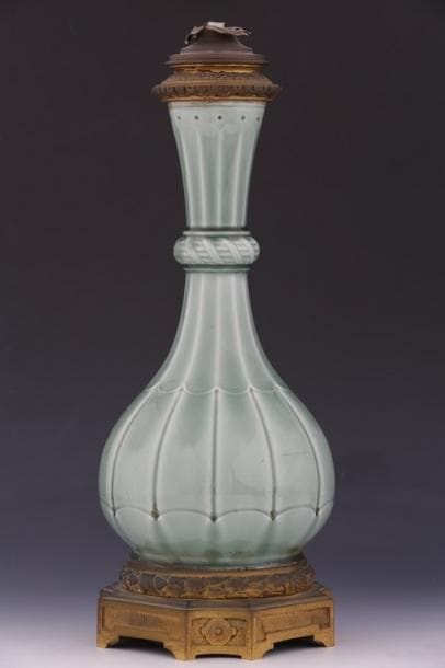 Théodore DECK (1823-1891)

LAMPE À HUILE

Faïence...