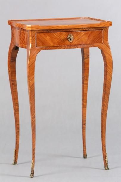 TABLE VOLANTE de Style Louis XV

Placage...