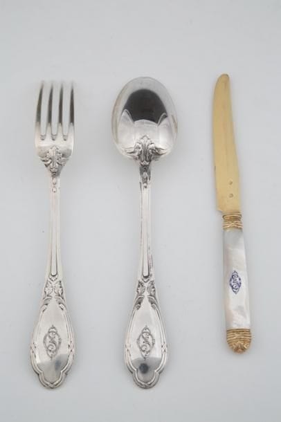 IMPORTANTE MENAGERE DE COUVERTS ET DE COUTEAUX...