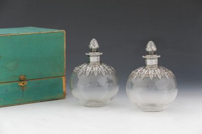 PAIRE DE FLACONS À PARFUM DE FORME BOULE...