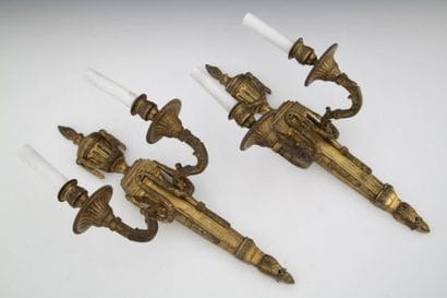 PAIRE DE GRANDES APPLIQUES Style Louis XVI...