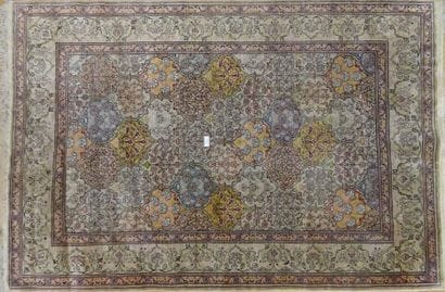 PETIT TAPIS Iran XXème Siècle

Soie nouée

Décor...