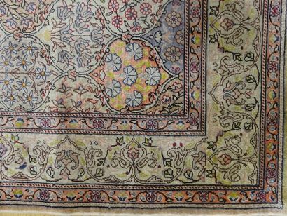 PETIT TAPIS Iran XXème Siècle

Soie nouée

Décor...