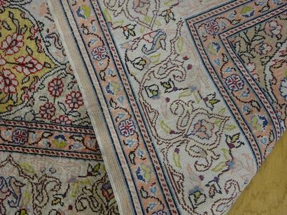 PETIT TAPIS Iran XXème Siècle

Soie nouée

Décor...