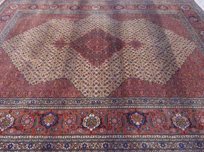 GRAND TAPIS Décor TABRIZ

Laine nouée

Décor...