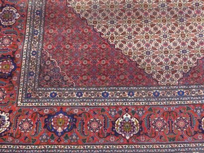 GRAND TAPIS Décor TABRIZ

Laine nouée

Décor...