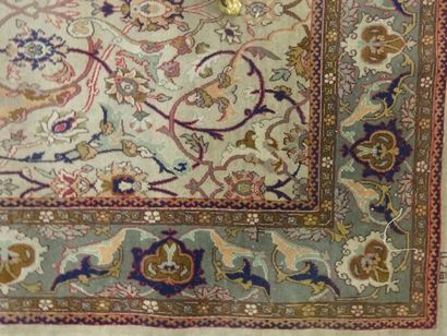 TAPIS D'ORIENT - Iran XXème Siècle

Laine...