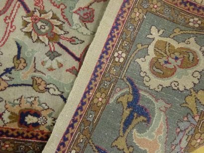 TAPIS D'ORIENT - Iran XXème Siècle

Laine...