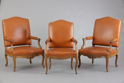 SUITE DE TROIS FAUTEUILS DONT UNE PAIRE À...
