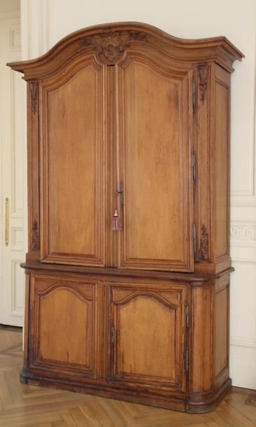 BUFFET DE BOISERIE À DEUX CORPS en partie...
