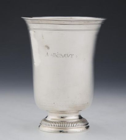 TIMBALE EN ARGENT PARIS 1781

De forme tulipe...