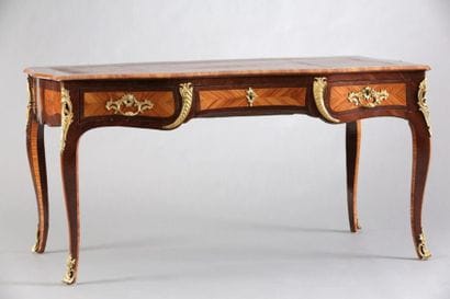 BUREAU PLAT d'Epoque Louis XV

De forme mouvementée

Placage...