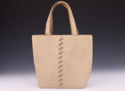 Yves SAINT LAURENT 

Sac seau 20 cm en cuir...