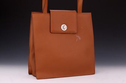 BULGARI

Sac cabas 36 cm en cuir grainé fauve,...