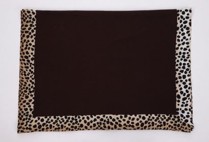 Guy LAROCHE

Importante étole en jersey marron...