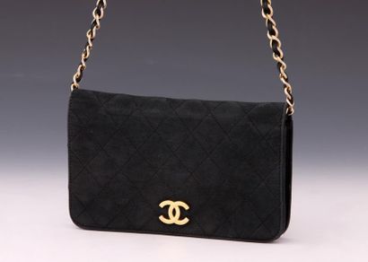 CHANEL

Petit sac 19 cm en daim matelassé...