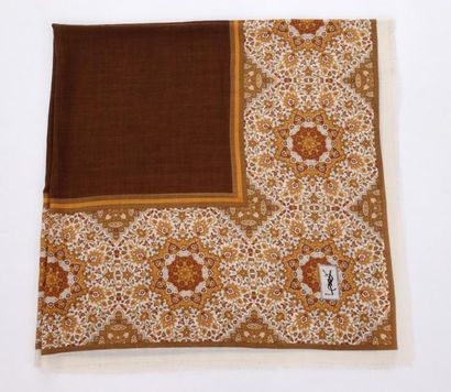 Yves SAINT LAURENT Foulards

Châle en laine...