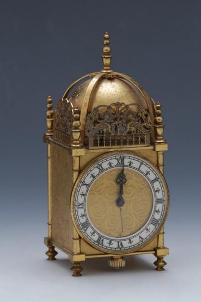 GUBELIN - PENDULETTE REVEIL EN METAL DORE...