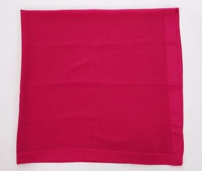 Guy LAROCHE

Important châle en laine fuchsia...