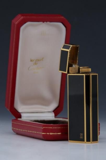 CARTIER

Briquet de poche à gaz en métal...