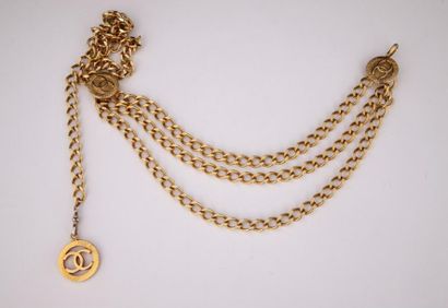 CHANEL

Ceinture chaine à 3 rangs sur le...