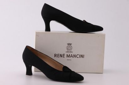 René MANCINI

Paire d'escarpins à talon bobine...