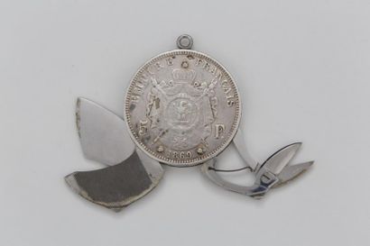 NECESSAIRE A ONGLES PENDENTIF monté dans...
