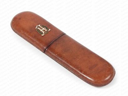 NÉCESSAIRE DE VOYAGE. 

Etui en cuir, orné...