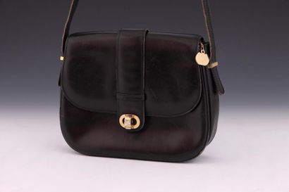 CELINE

Sac musette 23 cm en box noir, fermoir...
