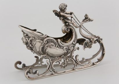 BAGUIER EN ARGENT
STYLE ROCAILLE VERS 1900
En...