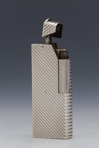 DUNHILL

Briquet de poche à gaz en argent...