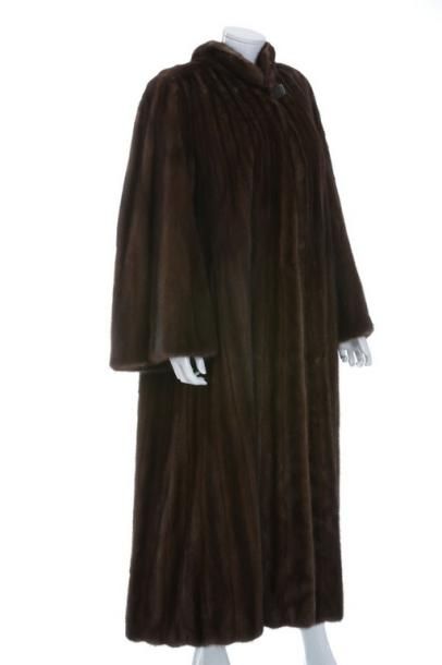 GROSVENOR

Long manteau en vison femelle...