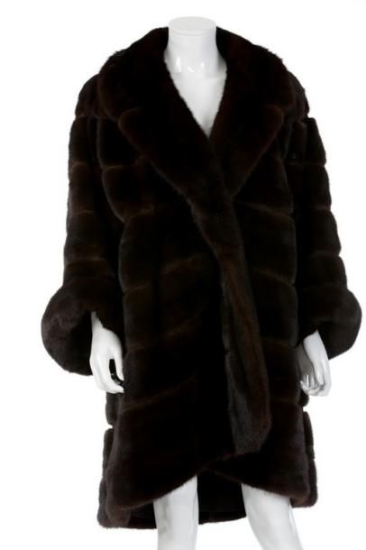 Max REBY

Manteau en vison dark black glama

Travail...