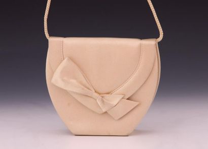 Yves SAINT LAURENT

Sac 17 cm en satin champagne,...