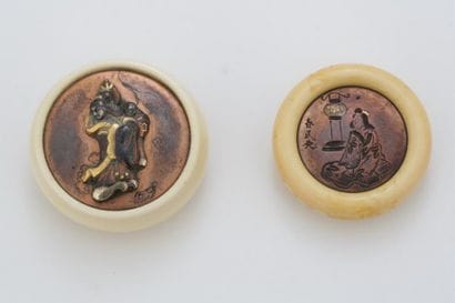JAPON XIXème Siècle

Deux kagamibuta avec...