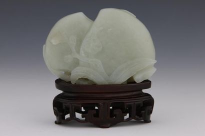 CHINE

Groupe en jade céladon sculpté représentant...