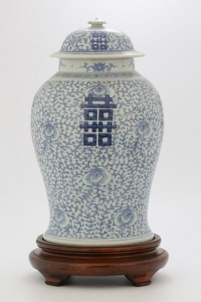 CHINE Vers 1900

Potiche couverte en porcelaine...