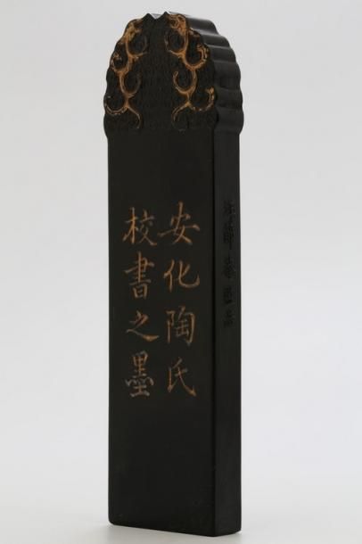 CHINE

Pain d'encre avec calligraphies rehaussées...