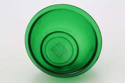 CHINE

Bol en verre de Pékin de couleur verte...