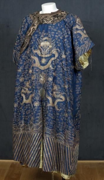 CHINE Vers 1900

Robe de Mandarin en soie...
