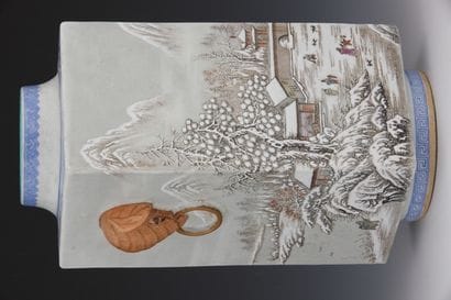 CHINE

Vase Cong en porcelaine et émaux polychromes...