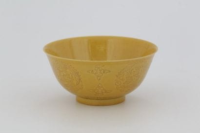 CHINE

Bol en porcelaine et émail jaune garni...