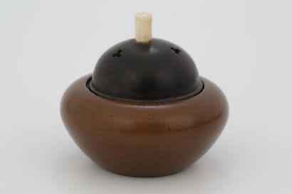 CHINE

Petit brûle-parfum en bronze patiné...
