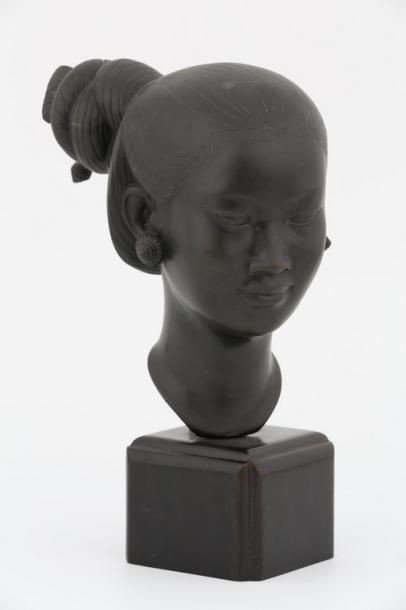 INDOCHINE

Tête de jeune femme en bronze...