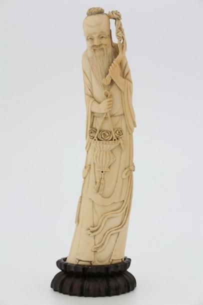 CHINE Vers 1900

Ivoire sculpté représentant...