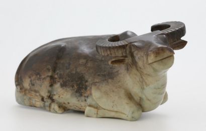 CHINE XXème Siècle

Buffle en jade veiné...