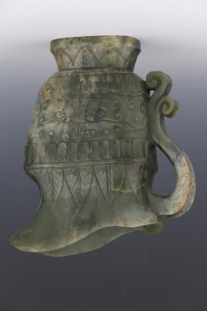 CHINE

Vase rituel en jade vert épinard sculpté...