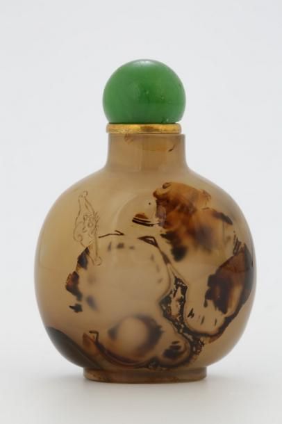 CHINE

Flacon tabatière en agate nuancée...